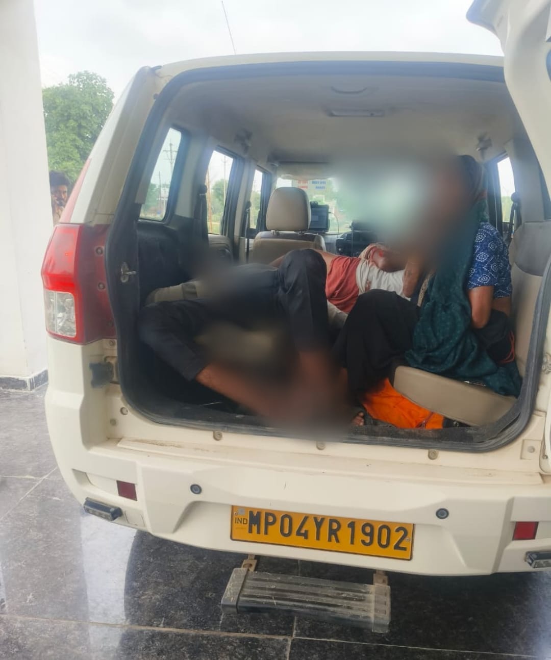 टीकमगढ़ के थाना कुड़ीला क्षेत्र में पैदल जा रहे 65 वर्षीय व्यक्ति को मोटर साईकिल सवार ने मारी टक्कर, गम्भीर रूप से घायल 02 व्यक्तियों  को डायल-112 जवानों ने पहुँचाया अस्पताल।
